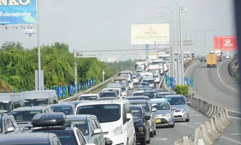 Thu phí không dừng: Cao tốc Long Thành - Dầu Giây đầu giờ ùn ứ, sau thông thoáng