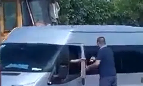 Người đàn ông lạ mặt thu tiền tại cao tốc Vân Đồn - Móng Cái