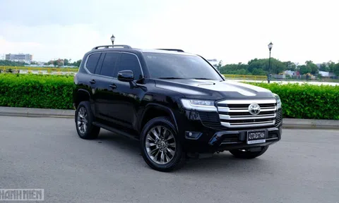 Toyota Land Cruiser 2022 chạy 'lướt' giá cao hơn xe mới tại Việt Nam