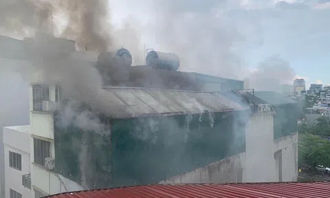 3 cảnh sát hy sinh khi chữa cháy quán karaoke trên đường Quan Hoa