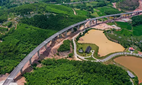 Cận cảnh tuyến cao tốc Cam Lộ - La Sơn trị giá 7.700 tỷ sắp hoàn thành
