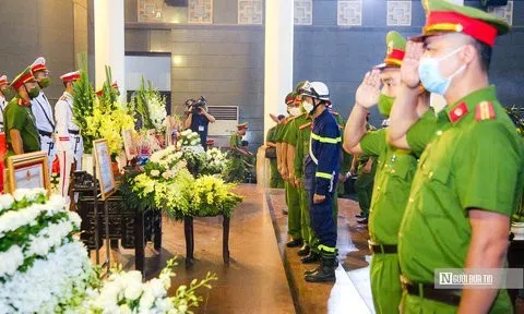 Trao tặng Huân chương Chiến công hạng nhất cho gia đình 3 liệt sĩ