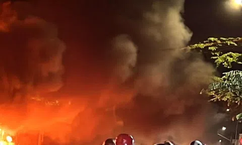 Dãy ki-ốt ở Bình Dương cháy dữ dội trong đêm