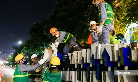 Dựng dải phân cách tách làn xe trên đường Nguyễn Trãi trong đêm