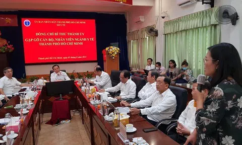 Gặp Bí thư TPHCM, giám đốc bệnh viện bật khóc khi nói về thu nhập của y bác sĩ