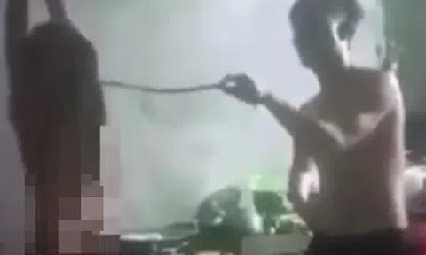 Bé gái 11 tuổi không mặc quần áo, bị bạo hành trong tư thế trói 2 tay treo lên xà nhà