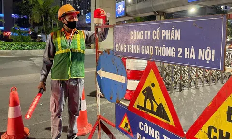 Công nhân hối hả lắp dải phân cách cứng tách ô tô, xe máy Đường Nguyễn Trãi trong đêm