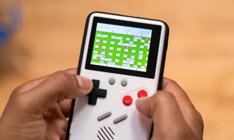 Ốp điện thoại tích hợp máy chơi game 4 nút cho người hoài niệm