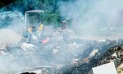 Ảnh: Rác thải bốc mùi, cháy âm ỉ ngày đêm, thôn xóm ở Hà Nội khốn khổ