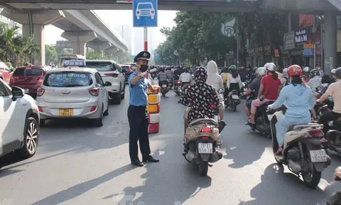 Giao thông lộn xộn, ùn ứ sau khi phân làn xe ở đường Nguyễn Trãi