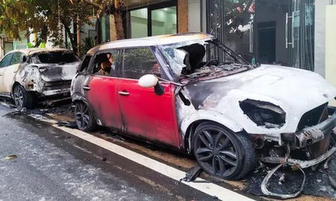 Ô tô bốc cháy như đuốc ở thành phố Lào Cai