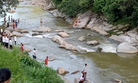 Chụp ảnh check-in, du khách bị rơi xuống suối mất tích