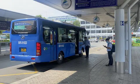 Bát nháo ở Tân Sơn Nhất: "Gỡ" từ xe buýt