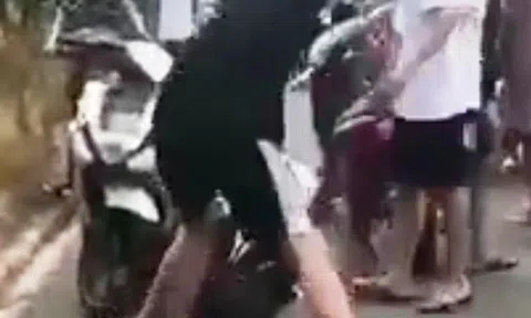 Mâu thuẫn khi đá bóng, nam sinh lớp 9 bị đánh hội đồng