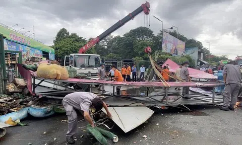 TP.HCM: Cổng chào công viên nước Đầm Sen đổ sập xuống đường, nhiều người bỏ chạy