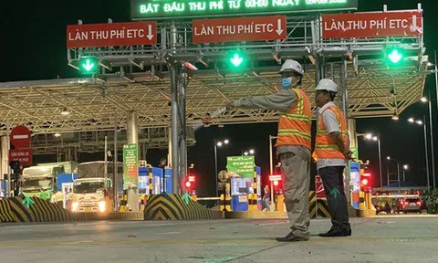 CLIP: Ngày đầu thu phí, tuyến cao tốc Trung Lương - Mỹ Thuận khá vắng vẻ