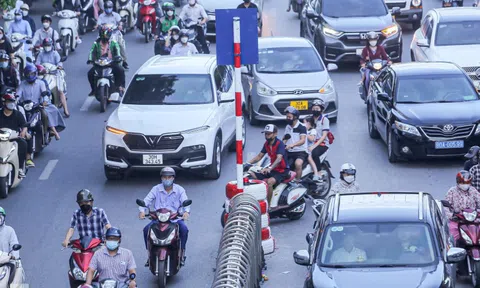 Xe máy 'tạt' 4 làn ô tô để quay đầu trên đường Nguyễn Trãi