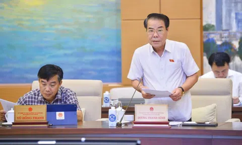 Lo lắng số lượng lớn nhân viên y tế nghỉ việc khi dịch bệnh còn tiềm ẩn