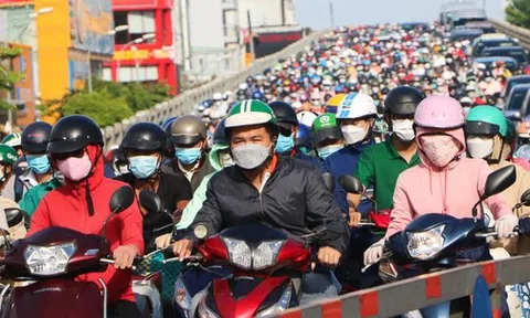 Cửa ngõ sân bay Tân Sơn Nhất kẹt xe không lối thoát, nhiều người trễ giờ làm