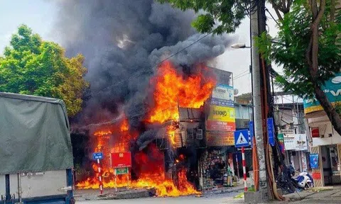 Hà Nội: Cháy lớn thiêu rụi cửa hàng máy tính ở Hồ Tùng Mậu