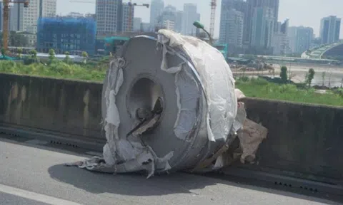 Siết chặt việc chở hàng hóa sau vụ cuộn thép rơi lún mặt đường