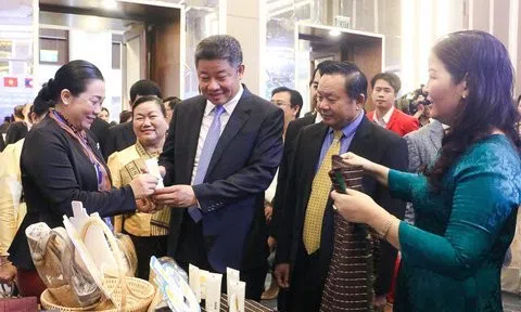 Khai mạc triển lãm ảnh và trưng bày hàng hóa Hà Nội - Viêng Chăn