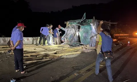 Trắng đêm cứu nạn xe chở keo tràm va chạm với xe máy khiến 4 người chết