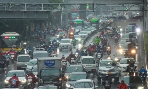 Người Hà Nội vật vã đi làm trong cơn mưa kéo dài do ảnh hưởng của bão