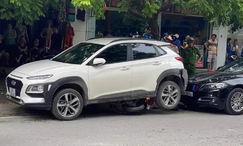 CLIP: Ôtô lùi "nuốt" 3 người đi trên xe máy vào gầm