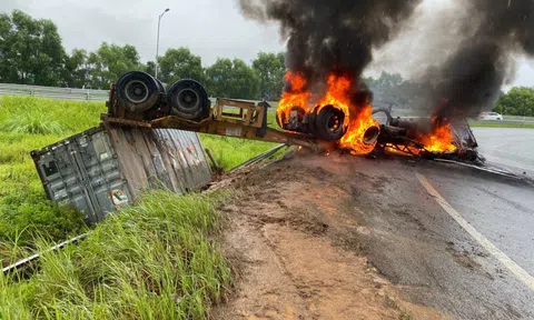 Xe đầu kéo container bất ngờ tông vào hộ lan lật ngửa, bốc cháy dữ dội