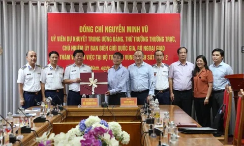 Thứ trưởng Bộ Ngoại giao làm việc với Bộ Tư lệnh Vùng Cảnh sát biển 2