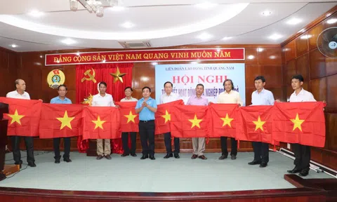 Quảng Nam: 9 nghiệp đoàn nghề cá tiếp nhận 7.000 lá cờ Tổ quốc