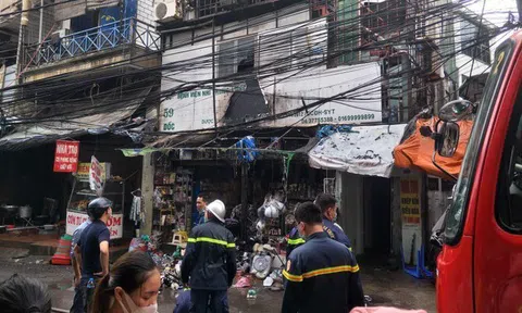 Ngôi nhà 3 tầng gần cổng Bệnh viện Nhi cháy ngùn ngụt