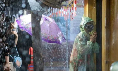 Ảnh: Người Hà Nội đội mưa dự lễ Vu lan ở chùa Phúc Khánh