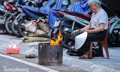 Phố cổ Hà Thành đỏ lửa đốt vàng mã cúng Rằm tháng 7