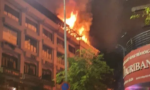 TP HCM: Cháy lớn kèm tiếng nổ trên sân thượng tòa nhà Seaprodex