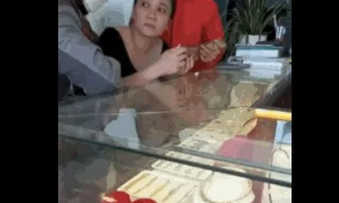 CLIP: Truy bắt kẻ cướp tiệm vàng ở Quảng Nam