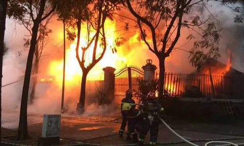 Hà Nội: Cháy lớn lúc rạng sáng tại căn biệt thự ở quận Hoàng Mai