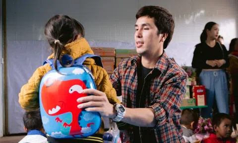 Hoàng Phi Kha hỗ trợ trẻ em vùng cao