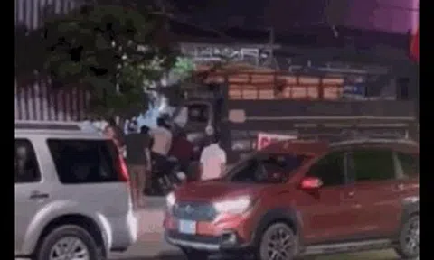 CLIP: Kinh hãi xe tải lao vào quán cơm tấm đêm, 3 người nằm dưới gầm xe