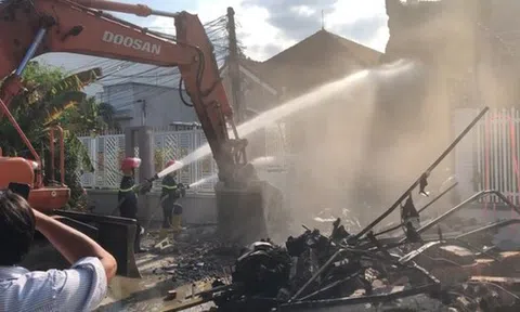 Ráo riết tìm nạn nhân trong đám cháy ở Ninh Thuận, xe gàu múc được huy động