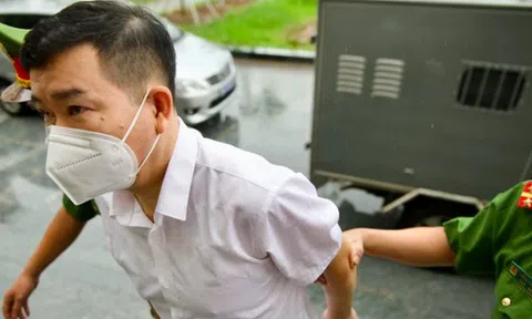 Cựu Đại tá Phùng Anh Lê phủ nhận cầm 110 triệu đồng, mang mẹ ra thề độc