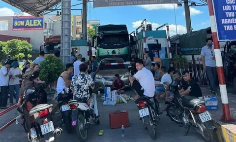 Vác loa kéo, đồ ăn uống ngồi chặn trước barrier trạm thu phí BOT