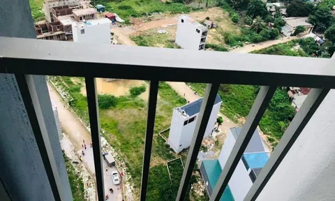 20 cảnh sát giải cứu cô gái trẻ định nhảy lầu chung cư tự tử