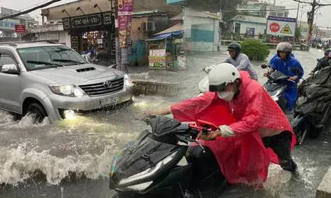 TP.HCM: Mưa lớn kéo dài suốt nhiều giờ gây ngập lụt nghiêm trọng tại các tuyến đường