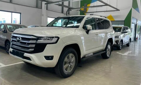 Toyota Land Cruiser khan hàng trên toàn cầu, giá xe cũ cao gấp đôi xe mới