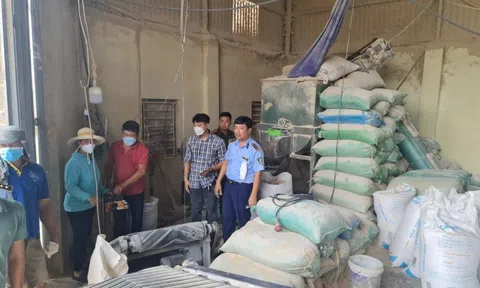 Phát hiện hàng chục tấn cám mì trộn bột đá