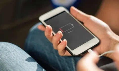 Có cần thức dậy giữa khuya tháo sạc để tránh chai pin