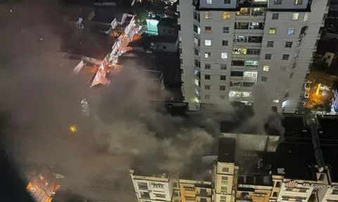 Giải cứu nhiều người mắc kẹt trong vụ cháy chung cư ở Hà Nội