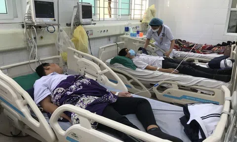 Bạn nữ rủ hút thử thuốc lá điện tử, 7 học sinh THPT nhập viện cấp cứu